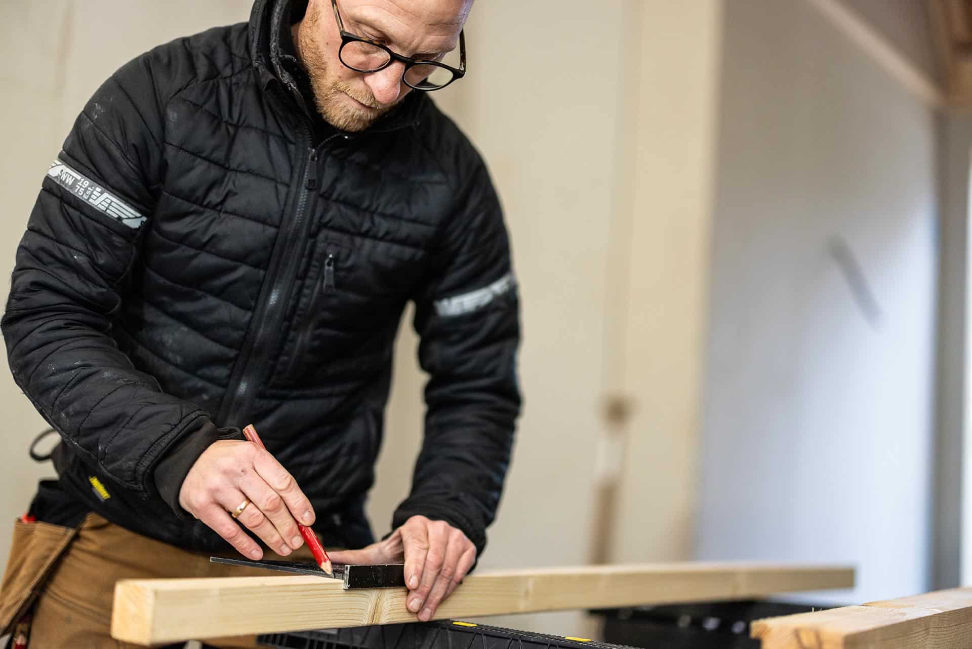 JTN BYG tømrer på arbejde med parcelhus-renovering i Ballerup